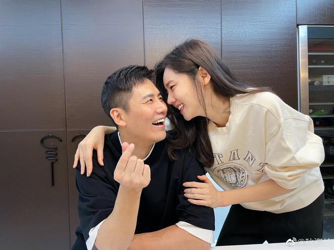 男孩吃鸡腿